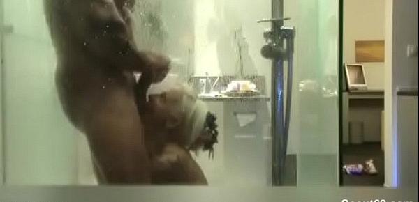 Deutsches Paar wird heimlich mit versteckter Kamera beim Ficken in der Dusche gefilmt